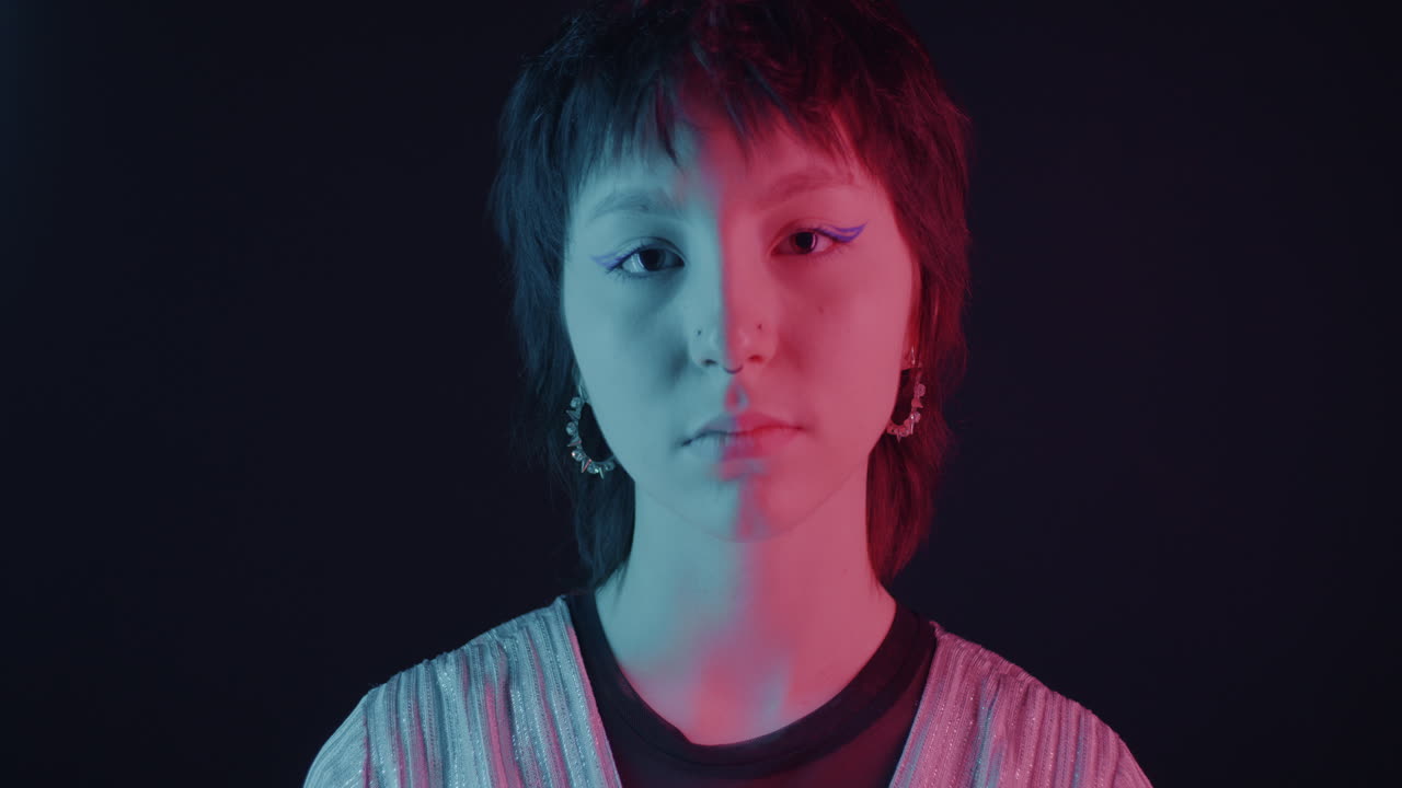 젊은 여성의 네온 초상화