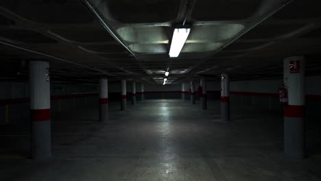 estacionamiento subterráneo vacío