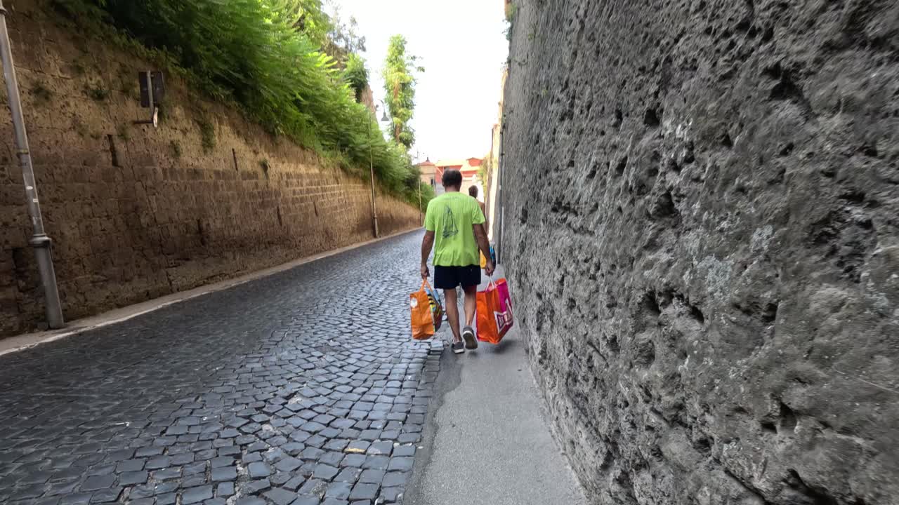 쇼핑 가방 을 들고 는 사람