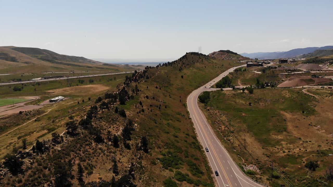 un disparo en coche sobre el hogsback, golden colorado