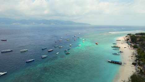 muchos barcos turísticos de pasajeros amarrados en las costas de la isla tropical de gili trawangan en lombok, indonesia, vista aérea