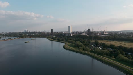 drones que se elevan disparan líneas eléctricas que se dirigen al centro de londres a los embalses de walthamstow.