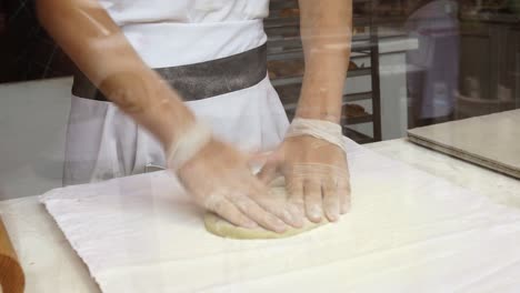panadero amasando la masa en una panadería