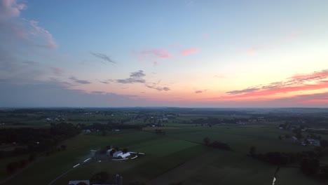 Un-Vuelo-Aéreo-Nocturno-Sobre-Las-Exuberantes-Tierras-De-Cultivo-Del-Condado-De-Lancaster-Hasta-La-Puesta-De-Sol