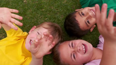 niños sonrientes formando un grupo en círculo