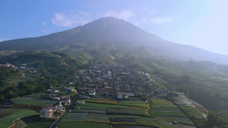 Vista-Aérea-Del-Hermoso-Paisaje-Del-Pueblo-En-La-Ladera-De-La-Montaña