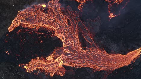 flujo de lava de un volcán