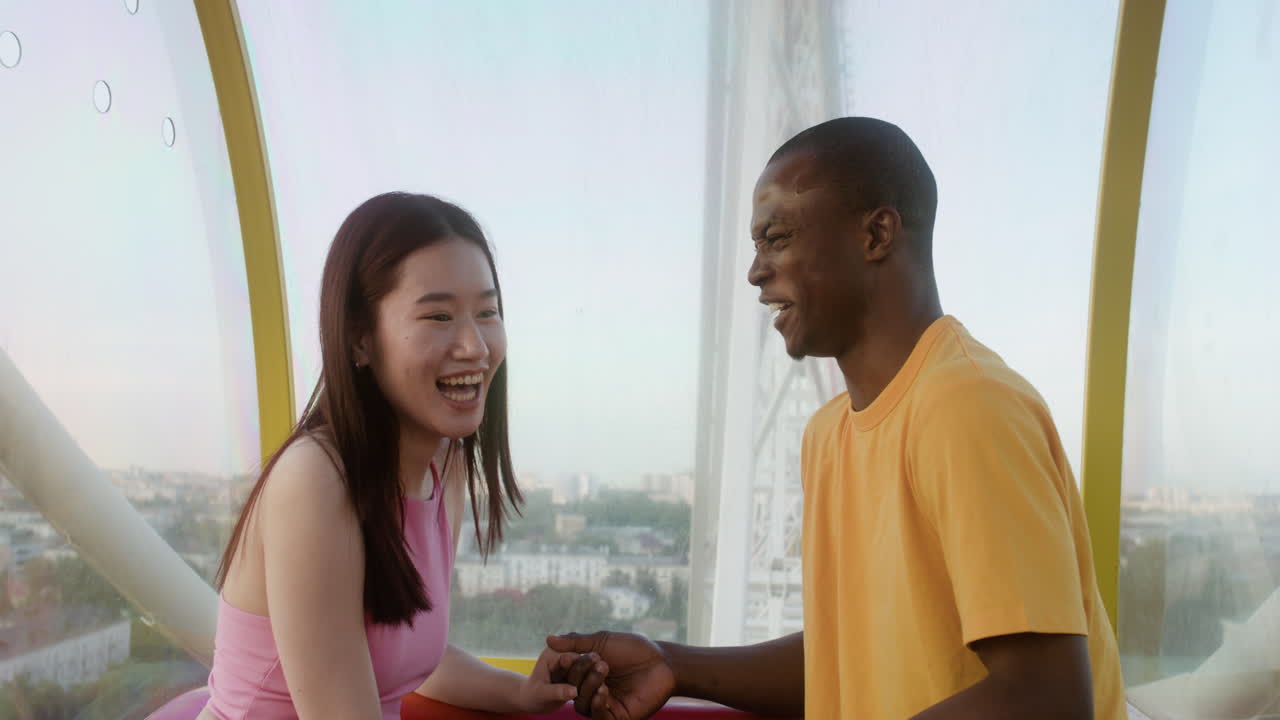 una pareja sonriente tomándose de la mano.