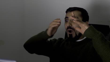 hombre mirando una computadora, preocupado
