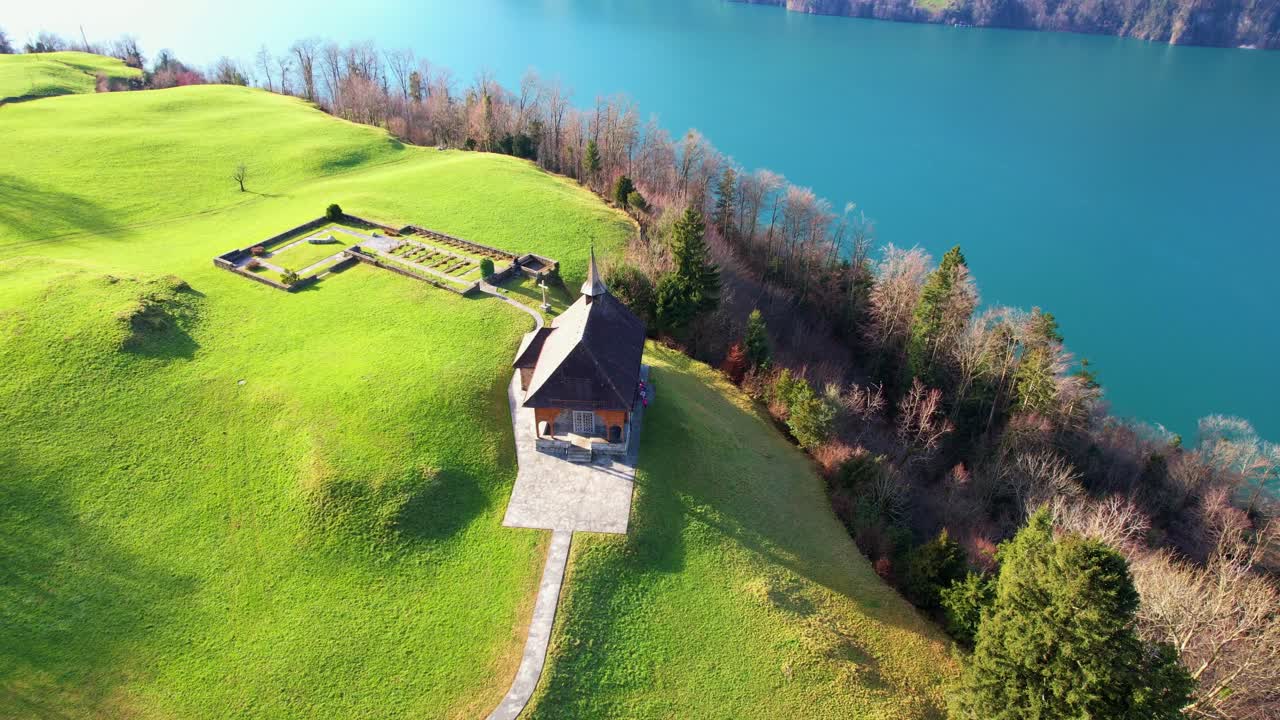 Et smukt hus ved søen beliggende i de bølgende bakker