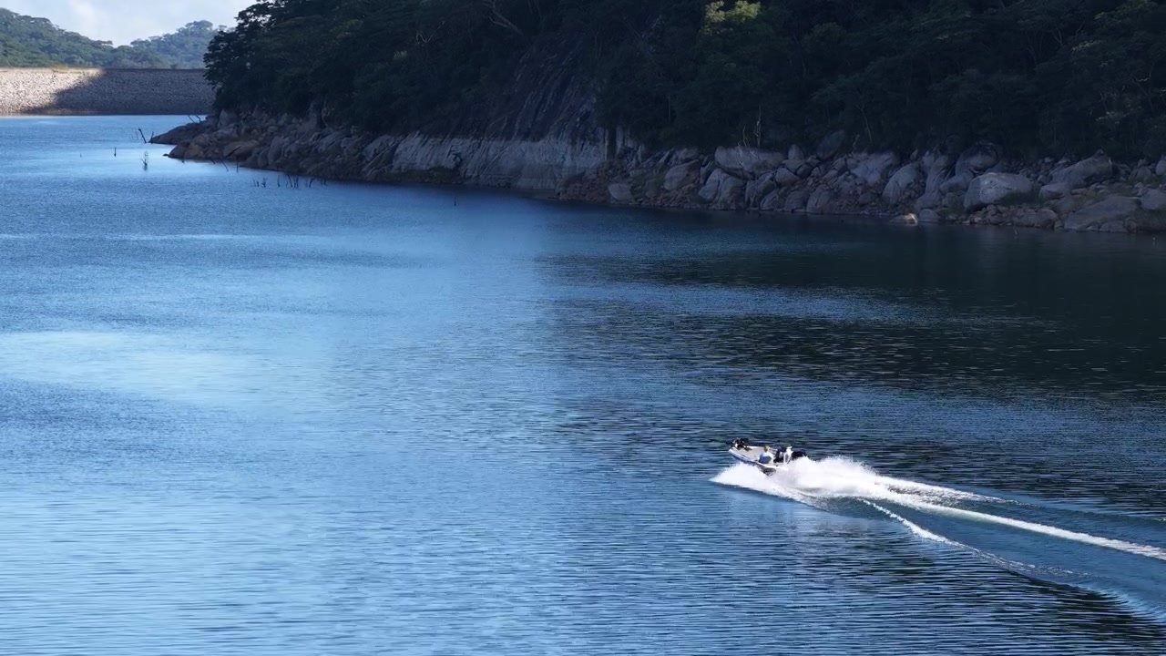 Barca da pesca al persico trota si avvicina al punto di pesca.