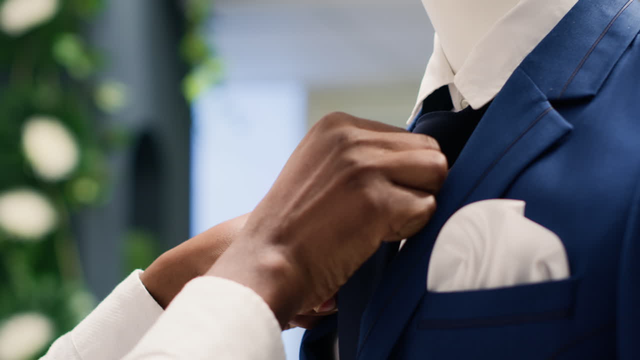 trabajador agrega cuadrado de bolsillo en el maniquí