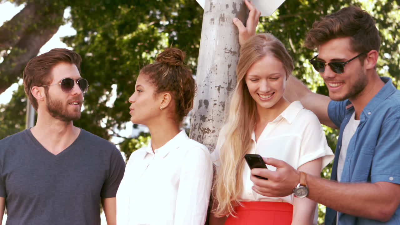 felices amigos de la cadera discutiendo