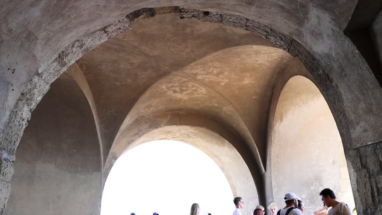 visitantes disfrutando de las vistas desde un castillo histórico