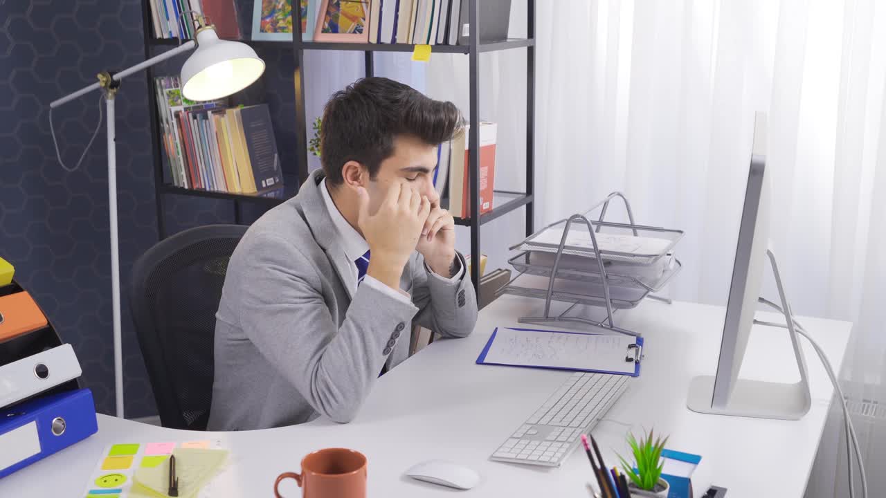 화난 사업가가 슈트를 입고 전화로 사려 깊게 생각하고 있습니다.