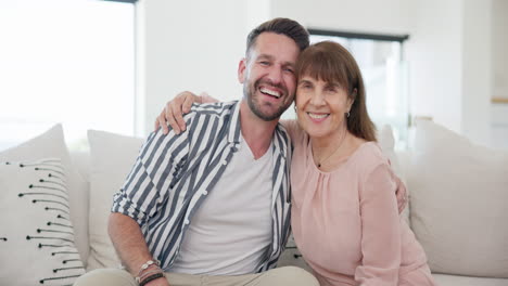 Sonrisa,-Cara-Y-Hombre-Con-Madre-Mayor-En-Un-Sofá