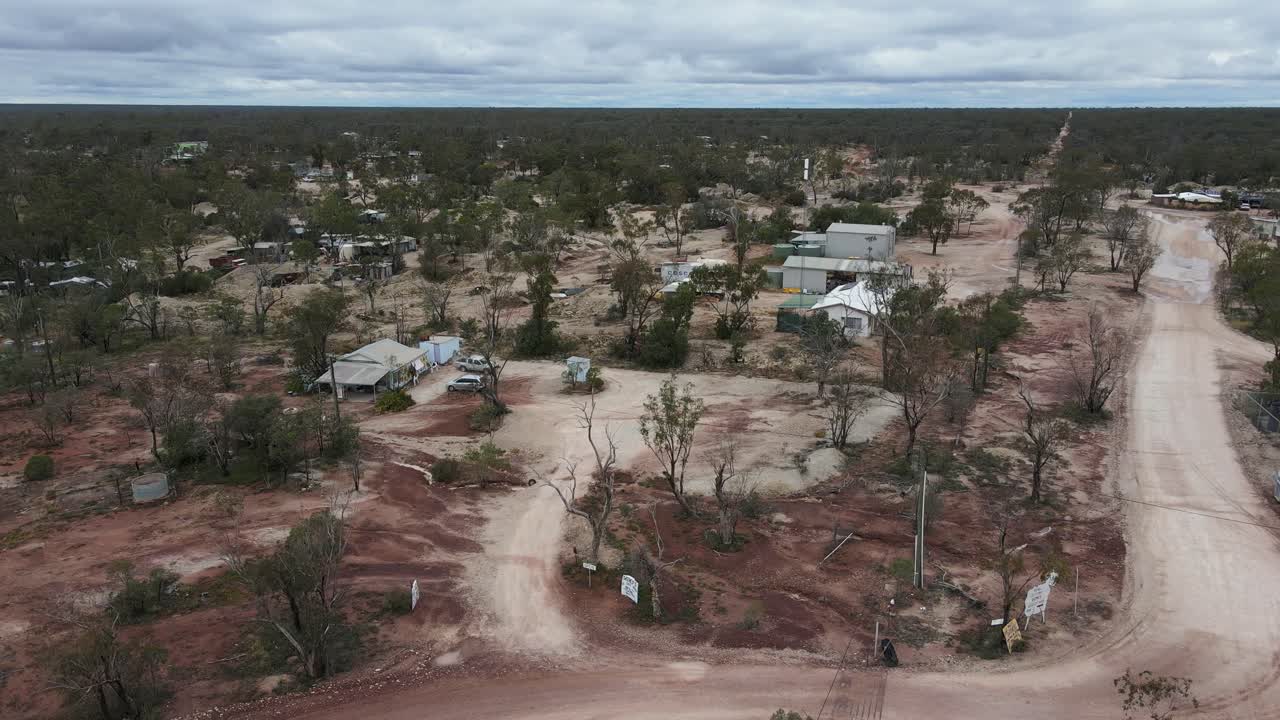 un revelador vídeo aéreo muestra pequeñas casas mineras y caminos en la ciudad de lightning ridge, en el interior de australia.