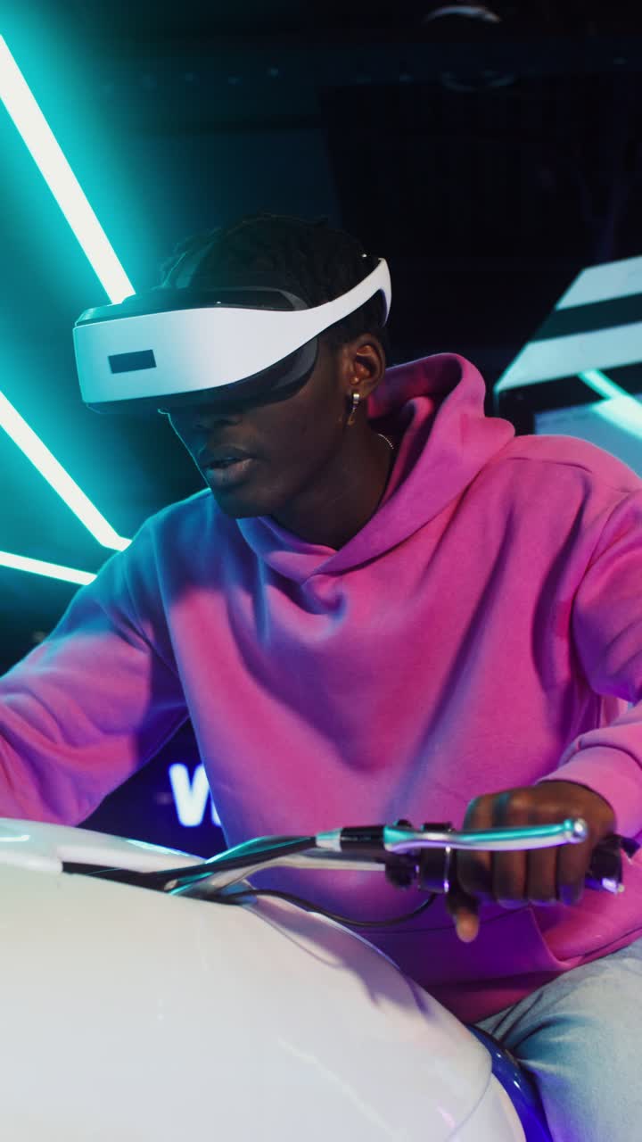 Uomo che prova la realtà virtuale su una moto