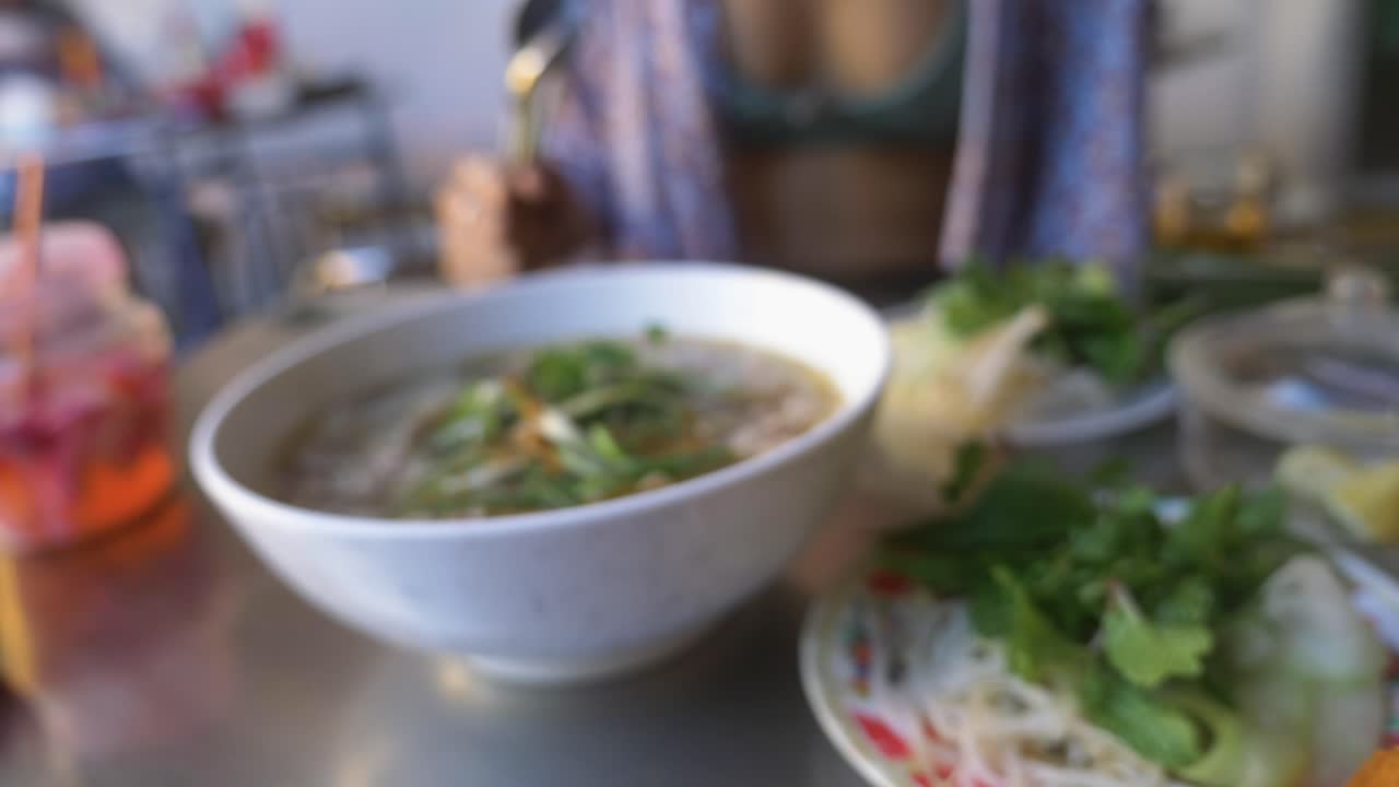 sexy, mujer, en, biquini, comida, tradicional, vietnamita, pho, carne, sopa de fideos, en, local, restaurante