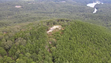 Blick-Auf-Den-Berg-Mit-Einem-See-Im-Hintergrund