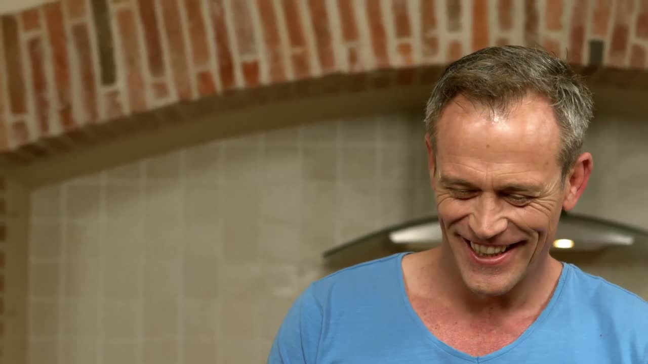 hombre alegre usando una tableta