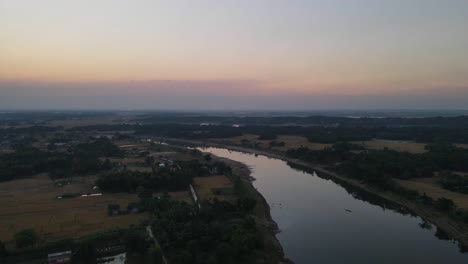 Vista-Aérea-Panorámica-Del-Río-Con-Forma-De-Serpiente-En-El-Campo-De-Bangladesh