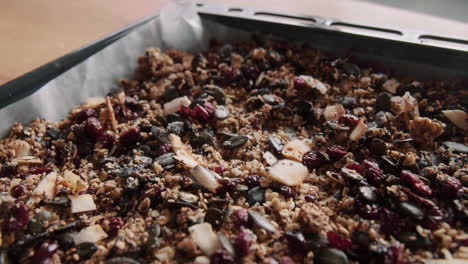 granola casera en bandeja para hornear