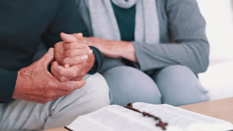 pareja de mayores, estudio de la biblia y el rosario con las manos