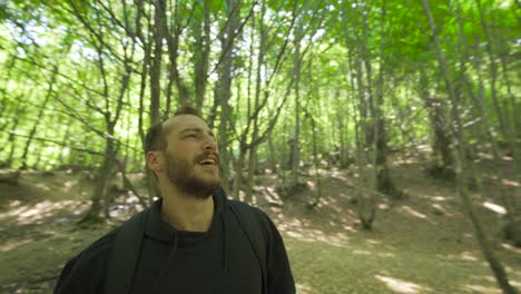 hombre viajero corriendo en el bosque.