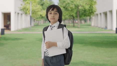 Retrato-De-Un-Niño-De-Escuela-Indio-De-Pie-Con-Libros