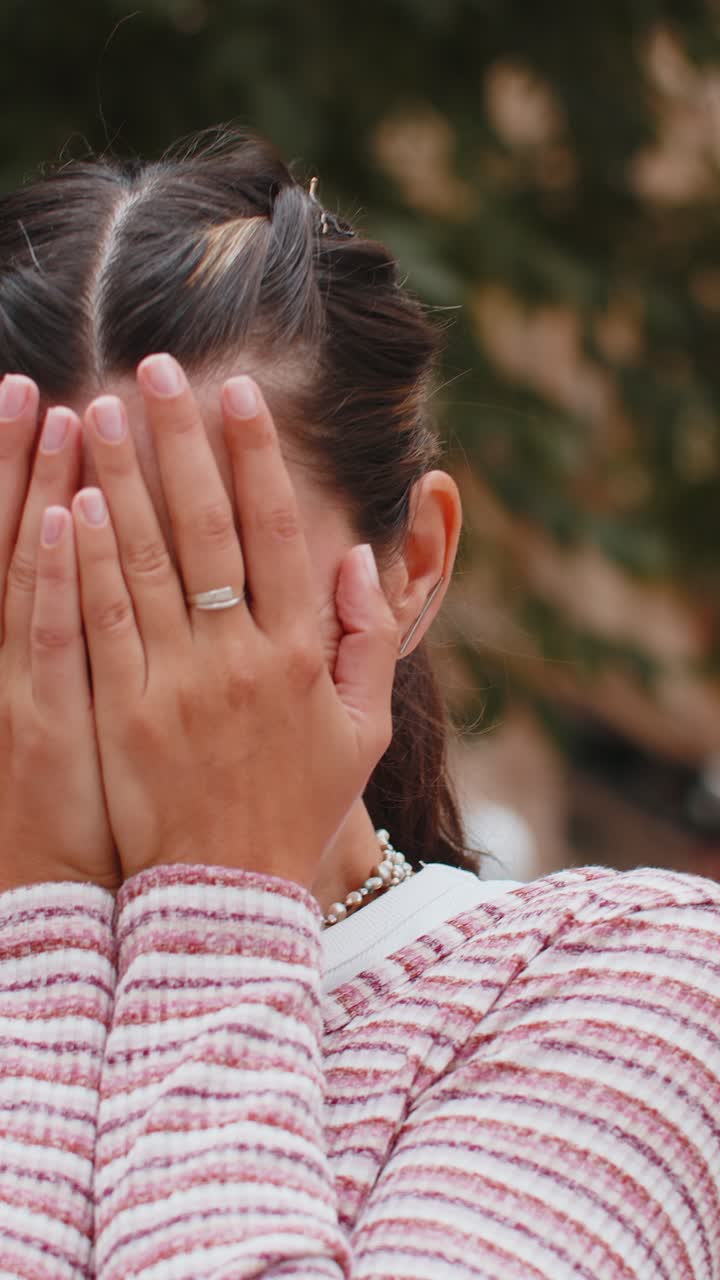 irritada joven enojada grita por el estrés problemas de tensión shock rabia pelea nerviosa