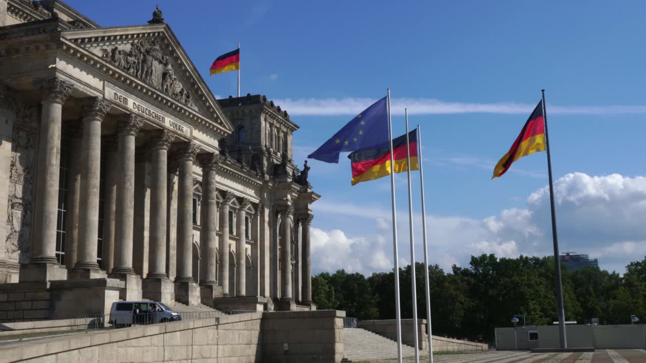 Tyske og europæiske Union-flag ved Rigsdagsbygningen i Berlin