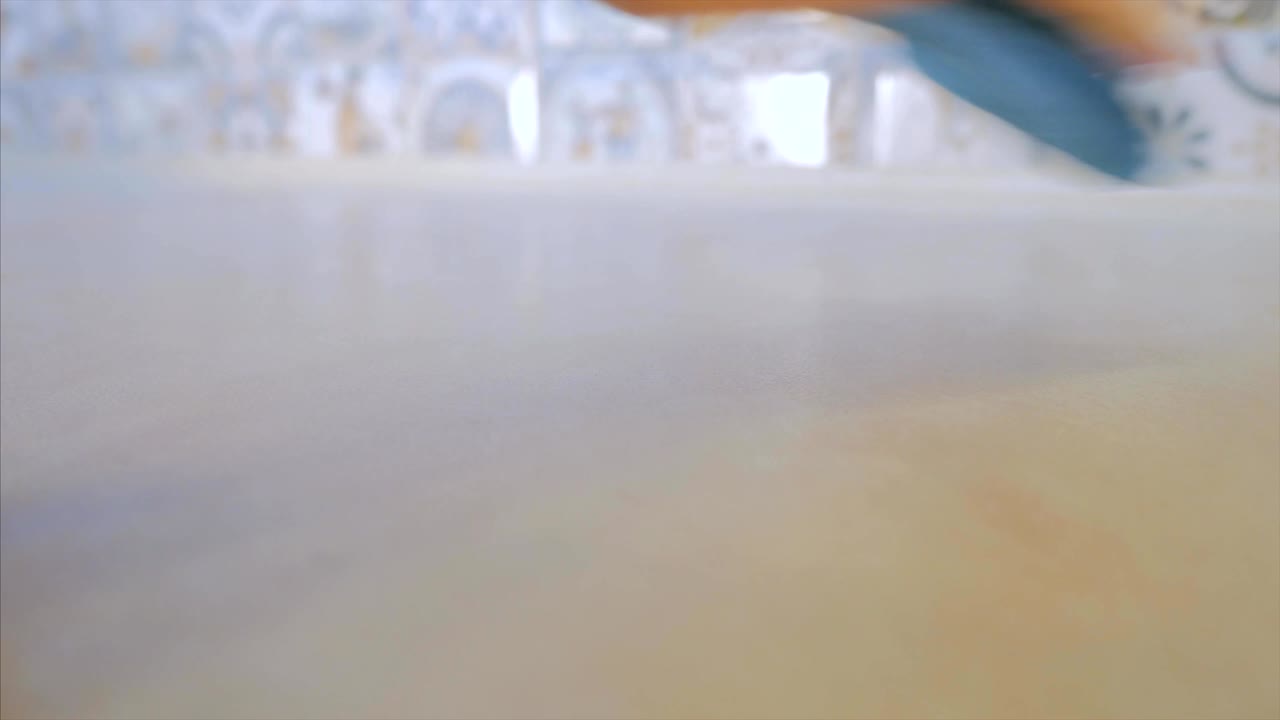 여성의 손은 으로 더러운 부 표면을 습니다.