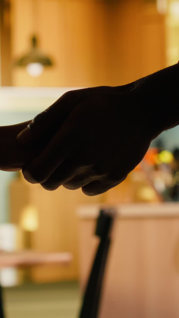 Video verticale: Primo piano di una coppia che si tiene per mano, ricongiungendosi dopo un litigio, esprimendo empatia.