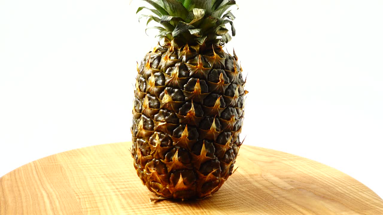 Ananas in Bewegung. Gesundes Essen.