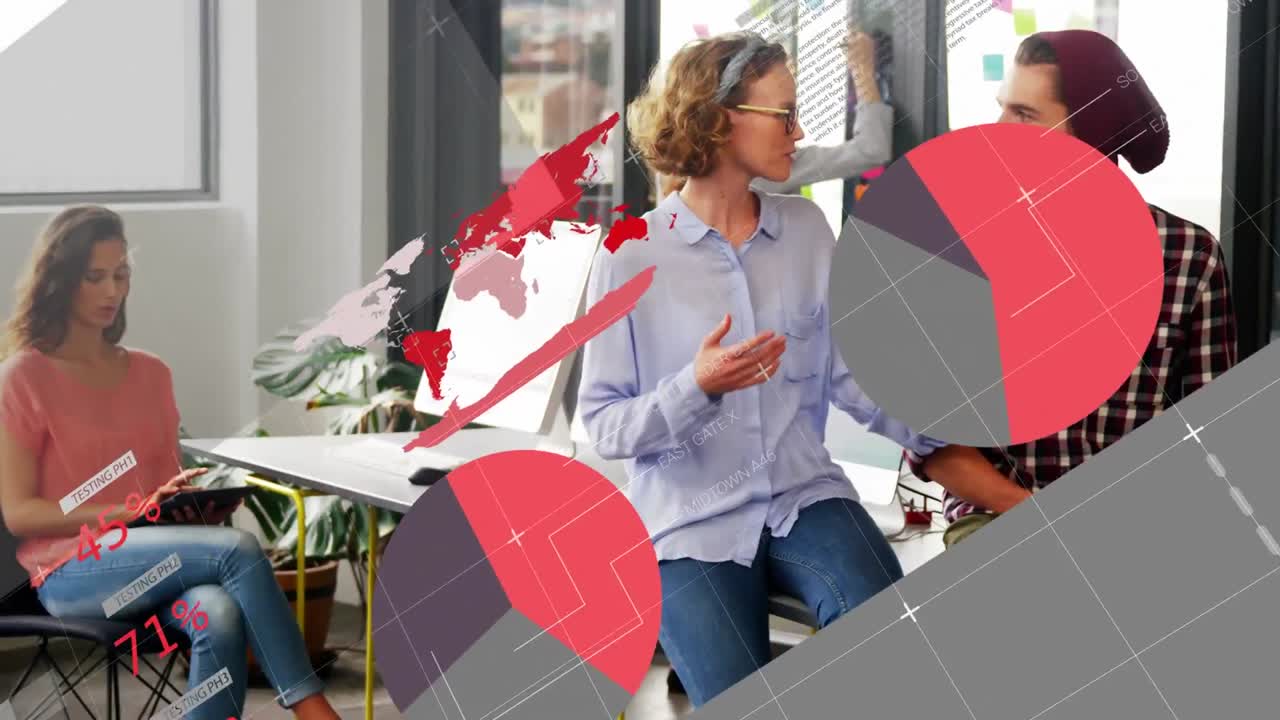 animación del procesamiento de datos financieros sobre diversas personas de negocios