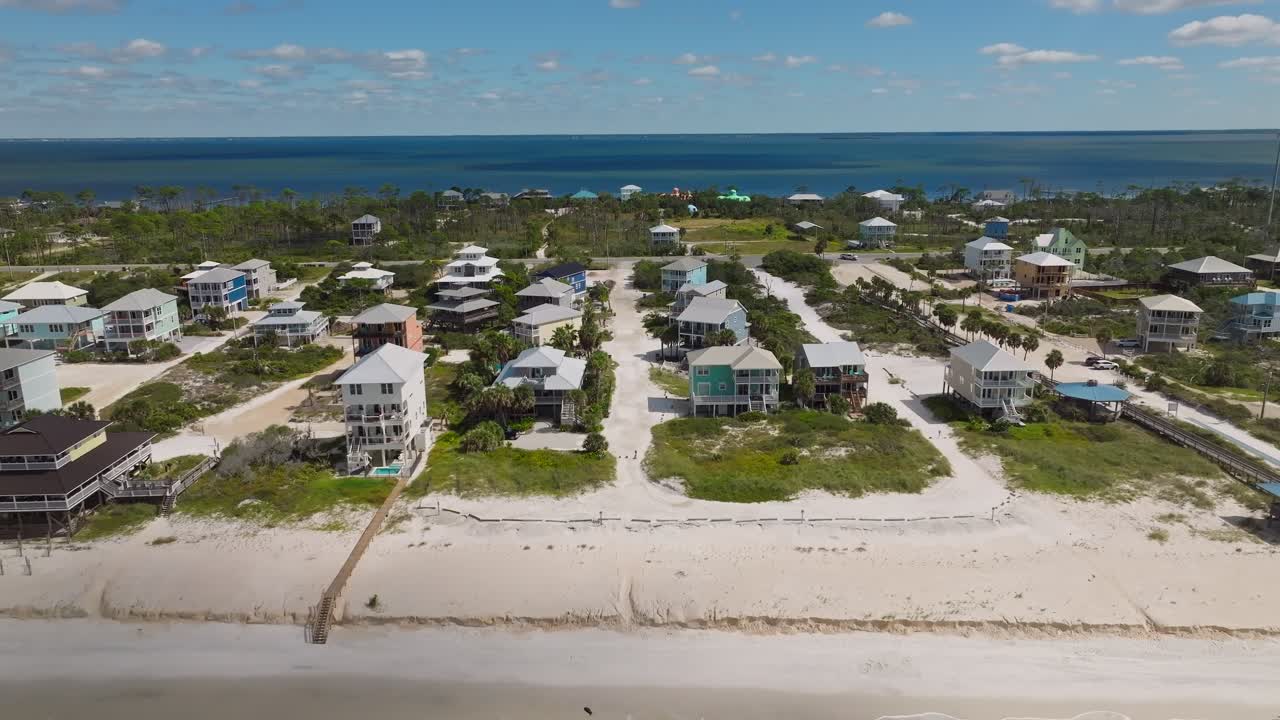 Avvicinamento aereo di bellissime spiagge a Cape San Blas, Florida