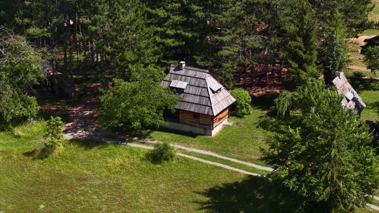Ripresa con drone di vecchie case tradizionali del villaggio serbo nel Museo a cielo aperto di Sirogojno, Monte Zlatibor