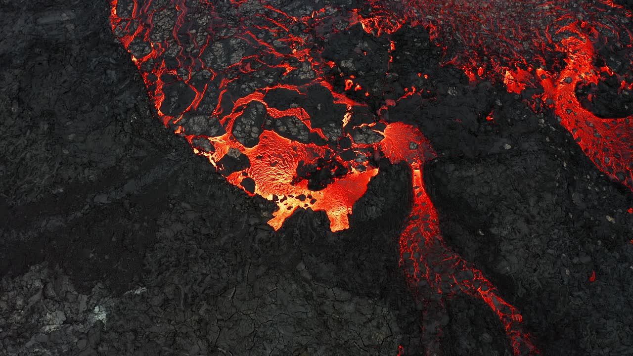 Vulcano attivo in eruzione con lava e magma in Islanda
