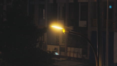 postes de luz de la ciudad que iluminan las calles urbanas nocturnas