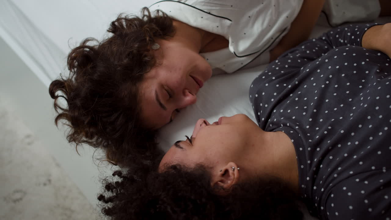 Coppia innamorata sdraiata sul letto