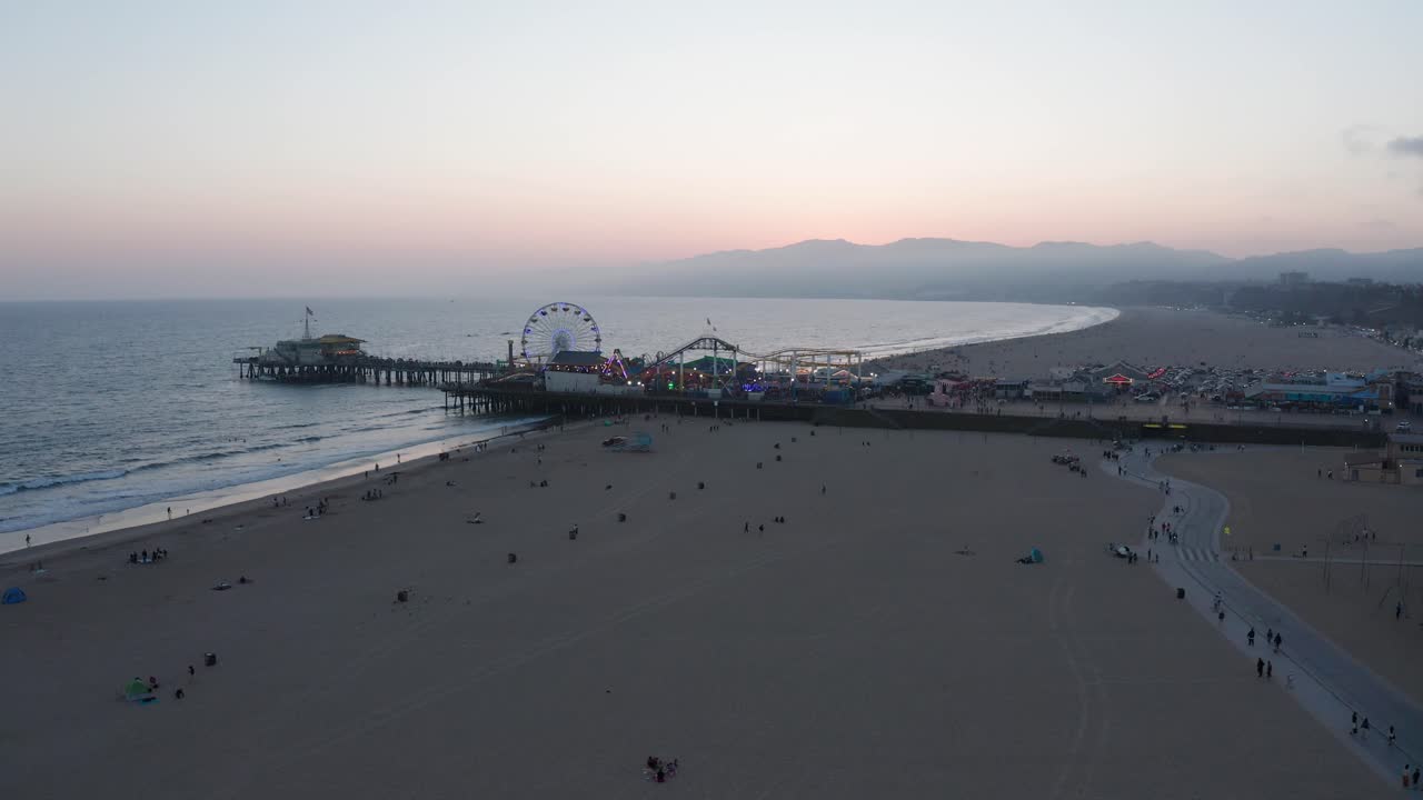 산타 모니카 피어와 해변의 슈퍼 와이드 에어리얼 패닝  ⁇
