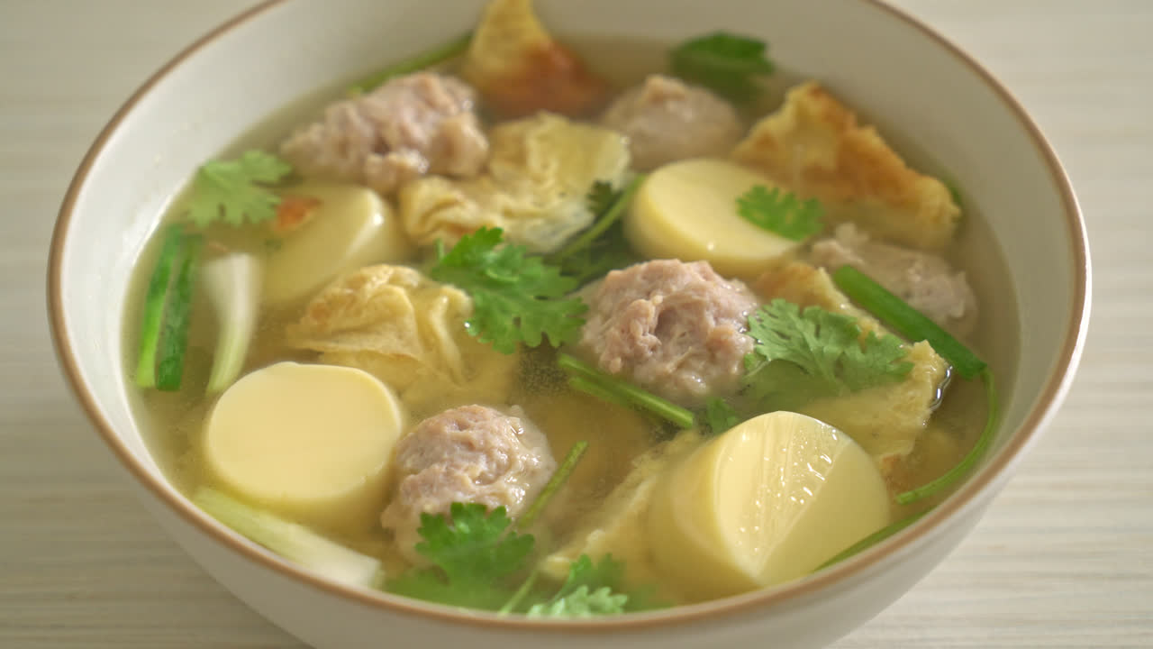 Stegt æggesuppe eller omeletsuppe med hakket svinekød