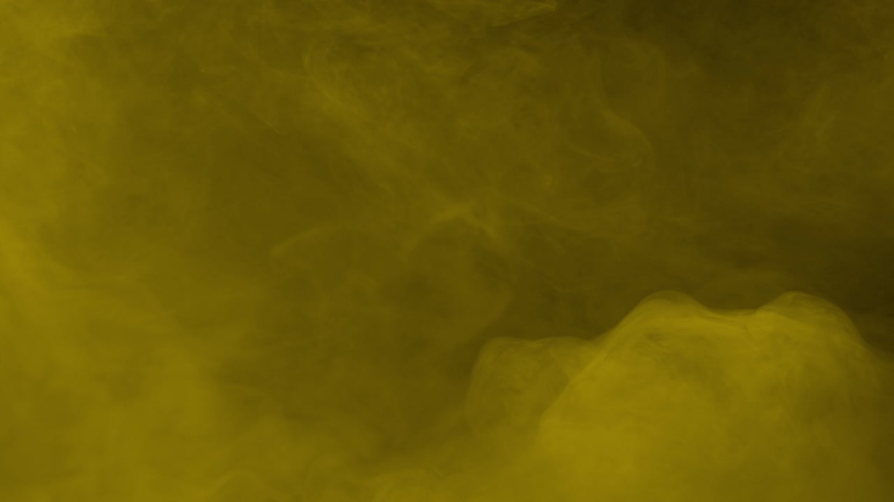 Fumaça e névoa amarelo-douradas preenchem a tela com um efeito de solo ondulante. Isolado em plano de fundo preto, ideal para composição.
