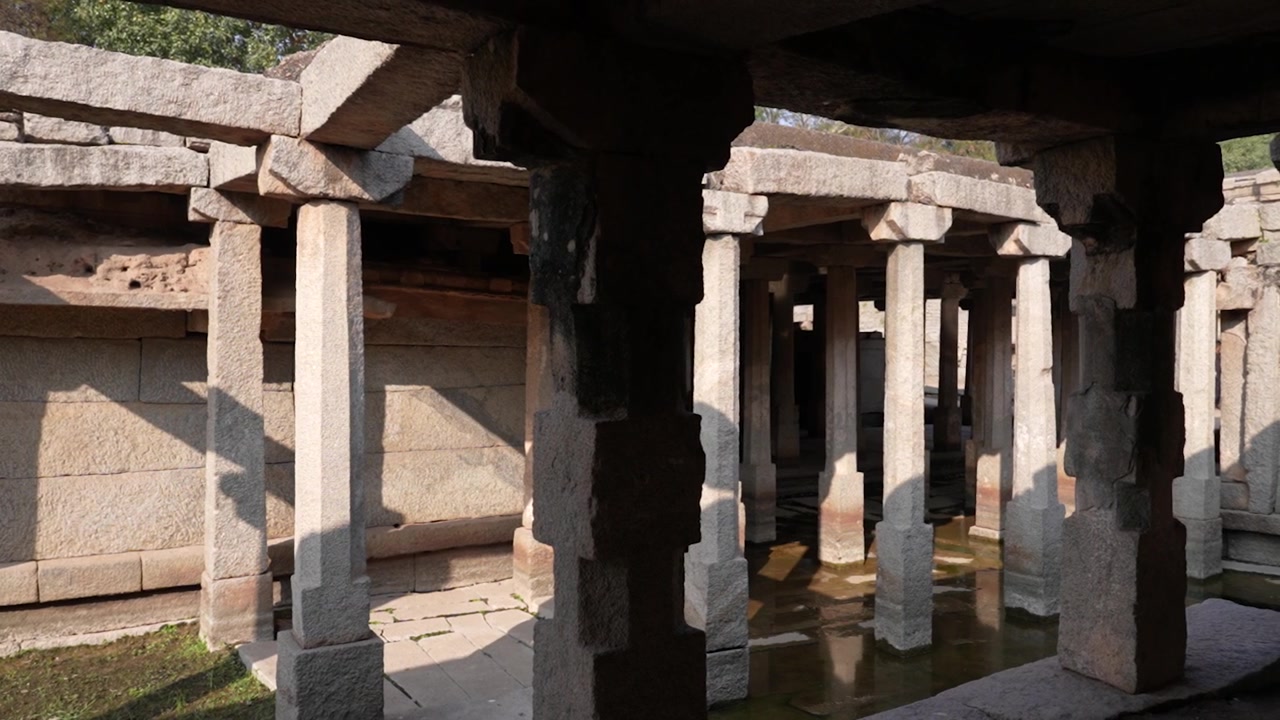 Interno del Tempio sotterraneo di Shiva, Hampi, Karnataka, India