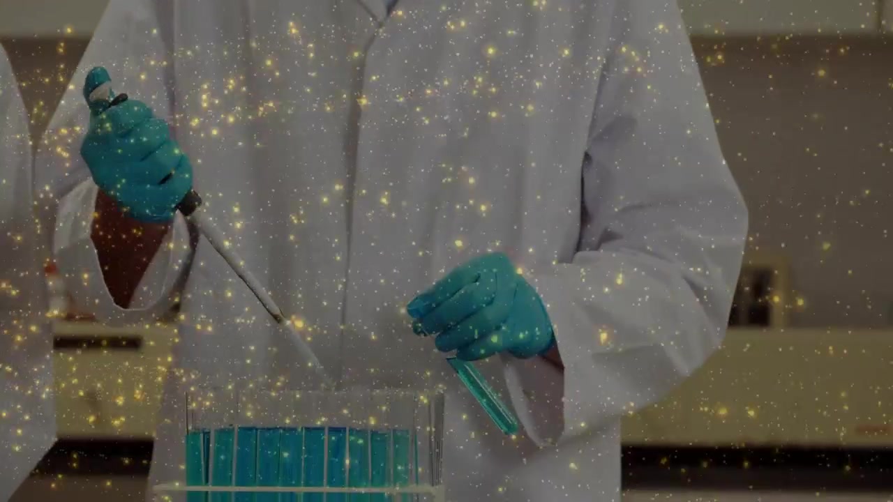 Video verticale: Un tecnico in camice preme lo stantuffo, pipettando campioni blu su un banco e preparando una rastrelliera.