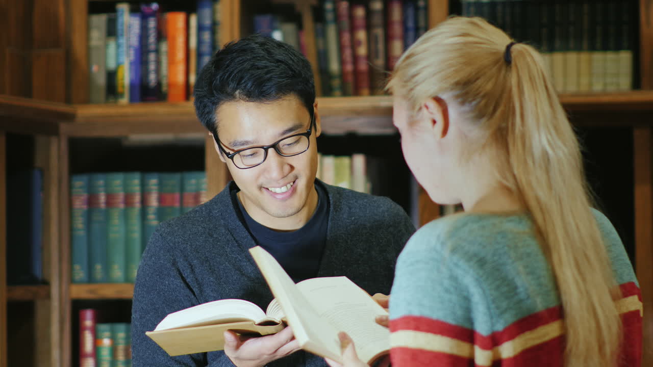 도서관에서 여자와 이야기하는 웃는 한국인 남자 5