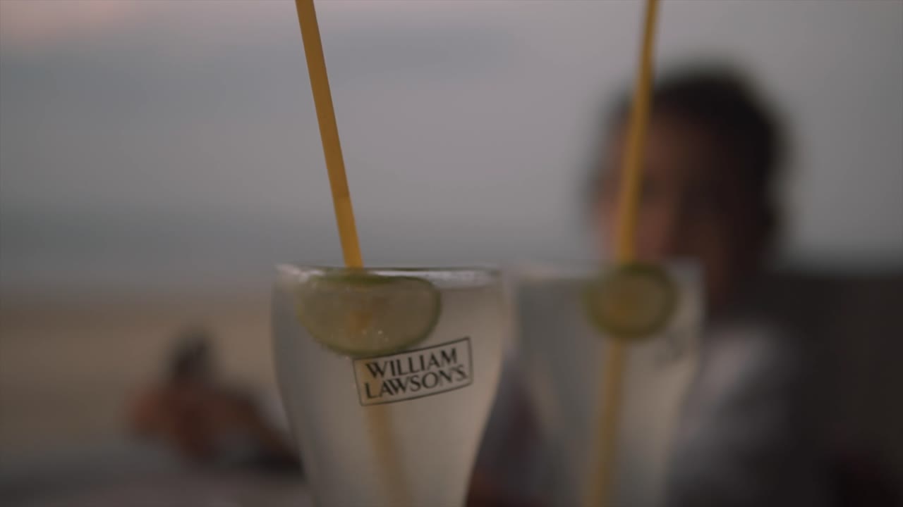 맛있는 아이스크림과 주스를 즐기는 레스토랑에서 귀여운 작은 소녀