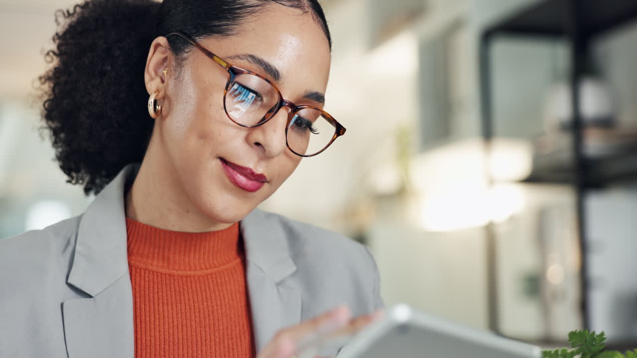 Donna d'affari che lavora sul tablet in ufficio