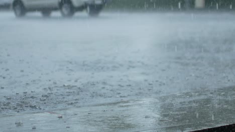 4k video pov naar de lokale weg in phuket city tijdens hevige regenval in het regenseizoen